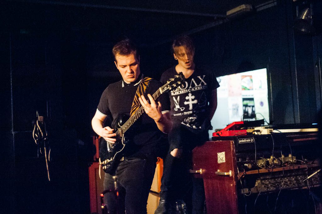 Strakke powerriffs worden afgewisseld met razendsnelle loopjes waarin gitarist en bassist loeistrak samenspelen. Foto Jochem Boom