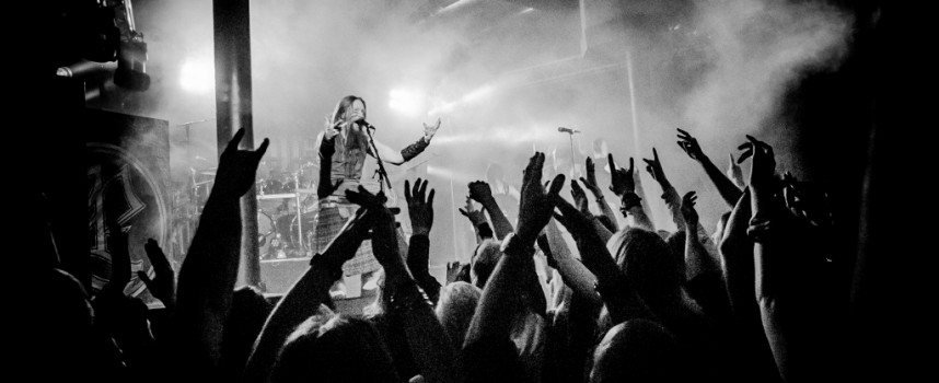 Vikingmetal en drinkhoorns: Ensiferum viert verjaardagsfeest in Rotterdamse Maassilo