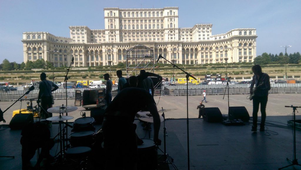 Soundcheckje met het paleis van wijlen dictator Nicolae Ceaușescu als backdrop