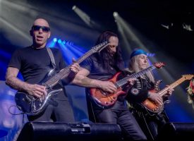 In 1 Beeld: de G3 met Joe Satriani, John Petrucci en Uli Jon Roth in Klokgebouw