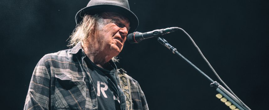 A Rawkward Review – Neil Young + Promise of the Real in de Ziggo Dome: Een onvermoeibaar gek paard laat de teugels vrij vieren en steigert naar grote hoogte