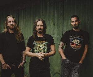 Nieuwe video: An Evening With Knives neemt wraak op de baas in Pride of Lions