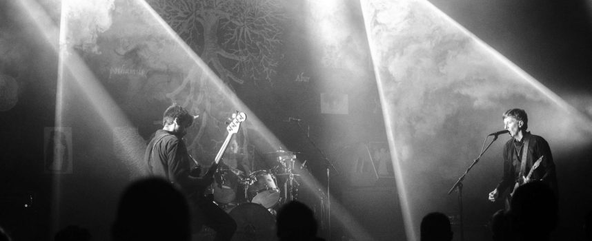 Pothamus en Aufhebung smeden tijd, mist en marmer tot een hypnotiserende donderdagnacht in Venlo