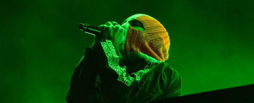 Strijdvaardig Kneecap pakt Afas Live in met hardcore hiphop en nineties rave