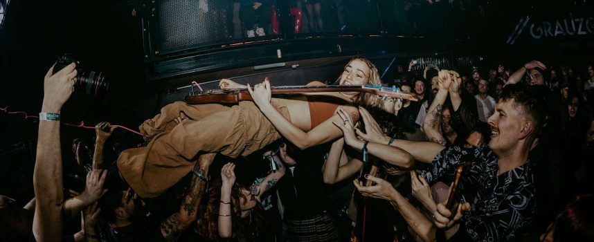 Grauzone 2026 fotorepo met Ditz, Uitzendbureau en Die Spitz