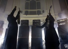 Foto repo: Volgepakt Paradiso verslingerd zich aan het drone-altaar van Sunn O)))