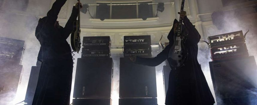 Foto repo: Volgepakt Paradiso verslingerd zich aan het drone-altaar van Sunn O)))